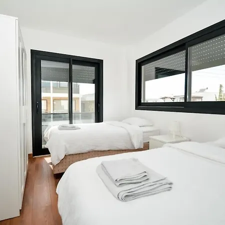 Apartmán 300m To 2 Bedroom Upstairs Flat With Pool A2 - Yeni Dunya