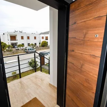300m To 2 Bedroom Upstairs Flat With Pool A2 - Yeni Dunya Apartmán
