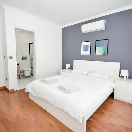 Apartmán 300m To 2 Bedroom Upstairs Flat With Pool A2 - Yeni Dunya *