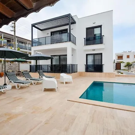 300m To 2 Bedroom Upstairs Flat With Pool - Yeni Duenya A2 *