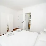 公寓 300m To 2 Bedroom Upstairs Flat With Pool A2 - Yeni Dunya 博德鲁姆